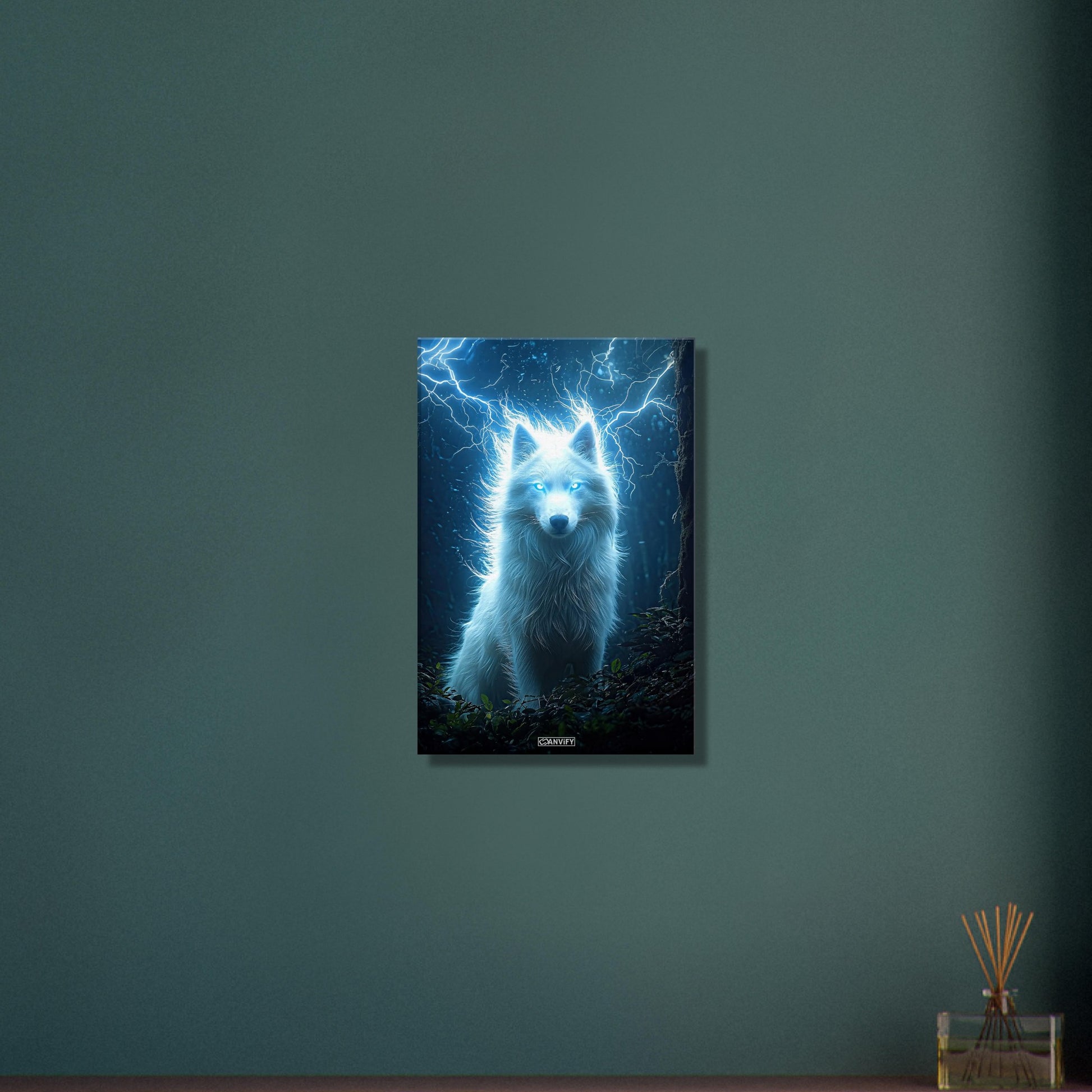 Weißer Polarwolf mit Blitzen im dunklen Wald auf einer Leinwand