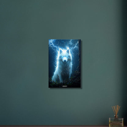 Weißer Polarwolf mit Blitzen im dunklen Wald auf einer Leinwand