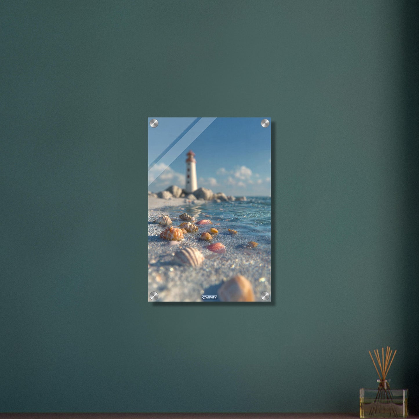 Exotische Muscheln und ein Leuchtturm auf einem Acrylbild