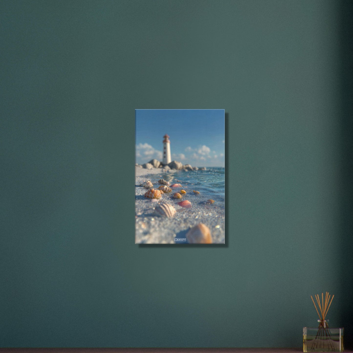 Exotische Muscheln und ein Leuchtturm auf einer Leinwand