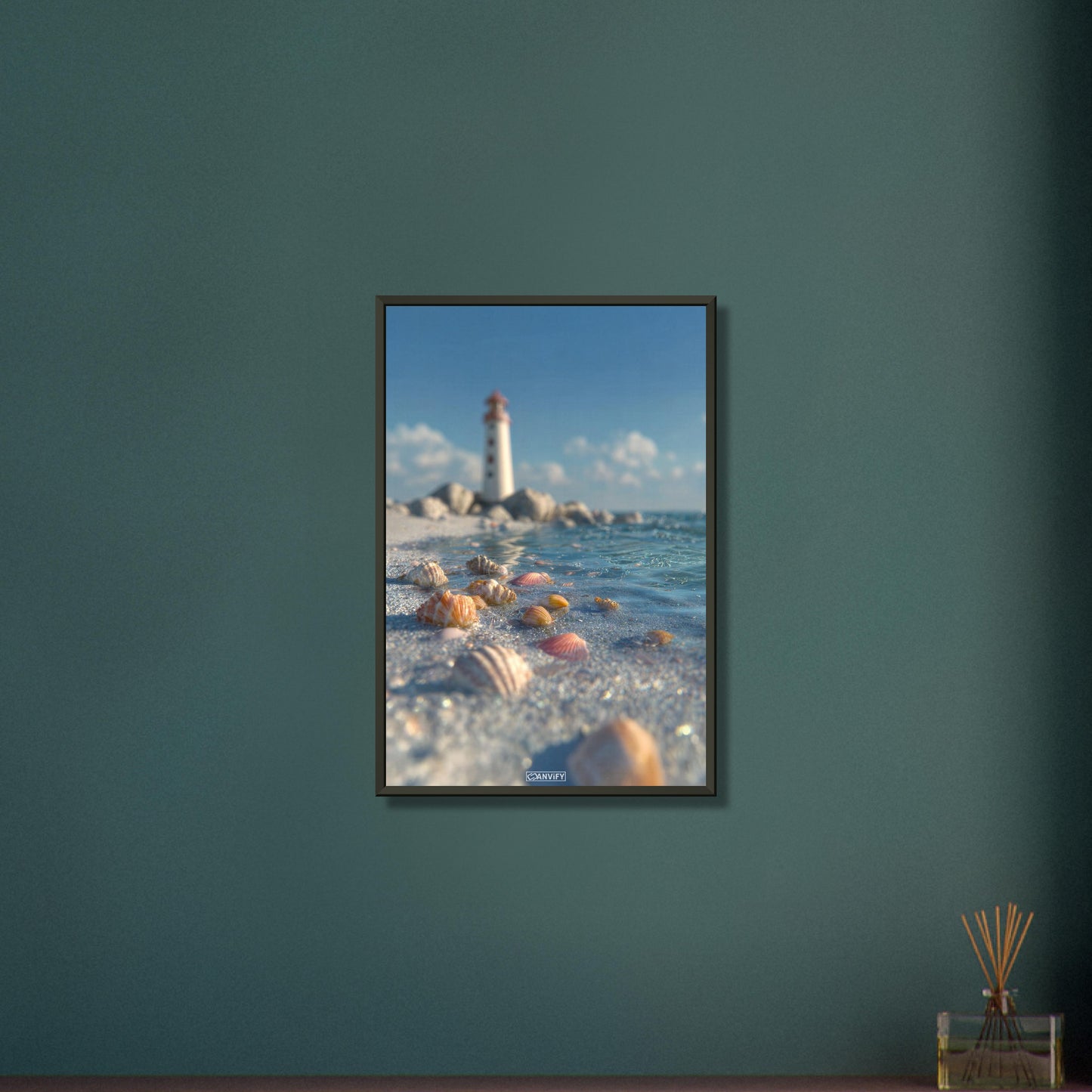 Exotische Muscheln und ein Leuchtturm auf einem Poster im Metallrahmen