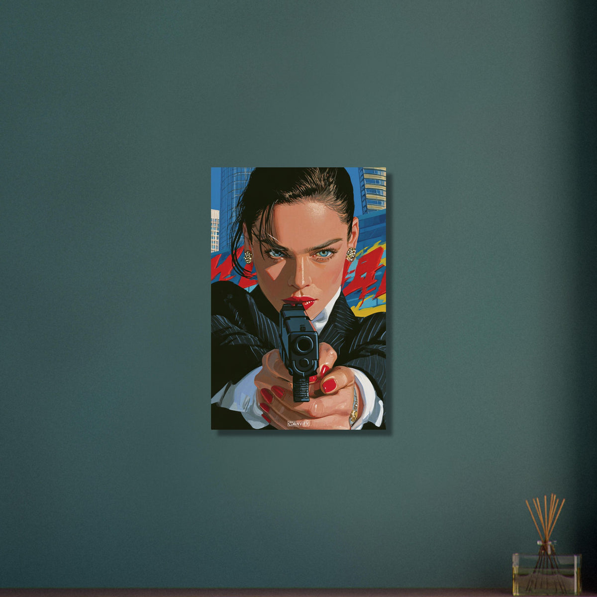 Geheimagentin mit einer Pistole im Pop Art-Stil auf Aluminium
