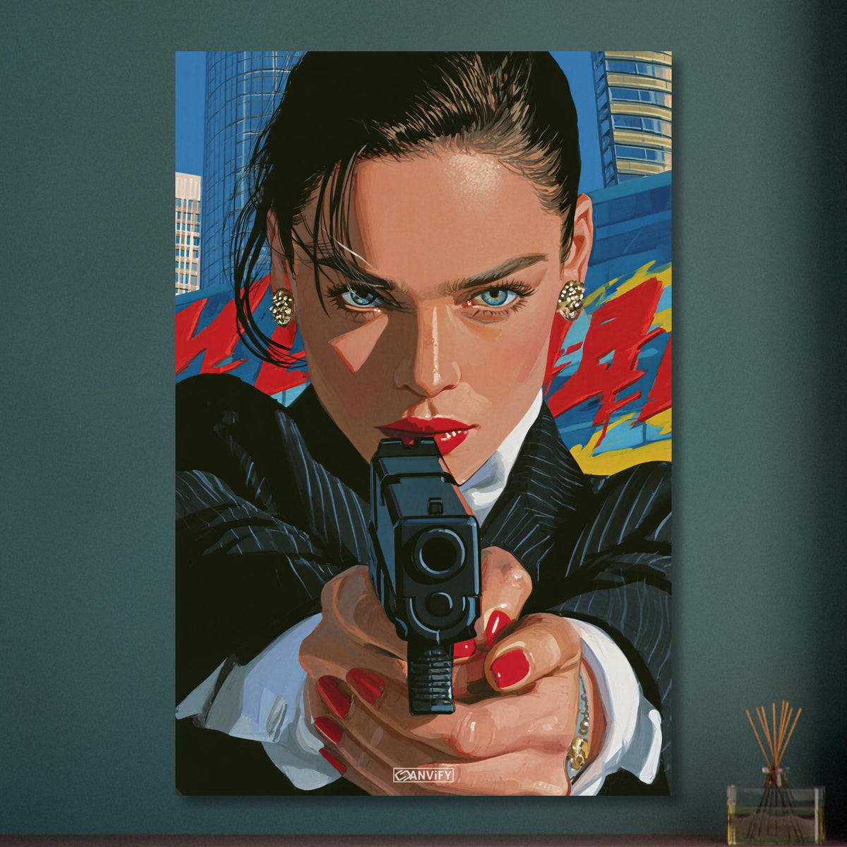 Geheimagentin mit einer Pistole im Pop Art-Stil auf Aluminium