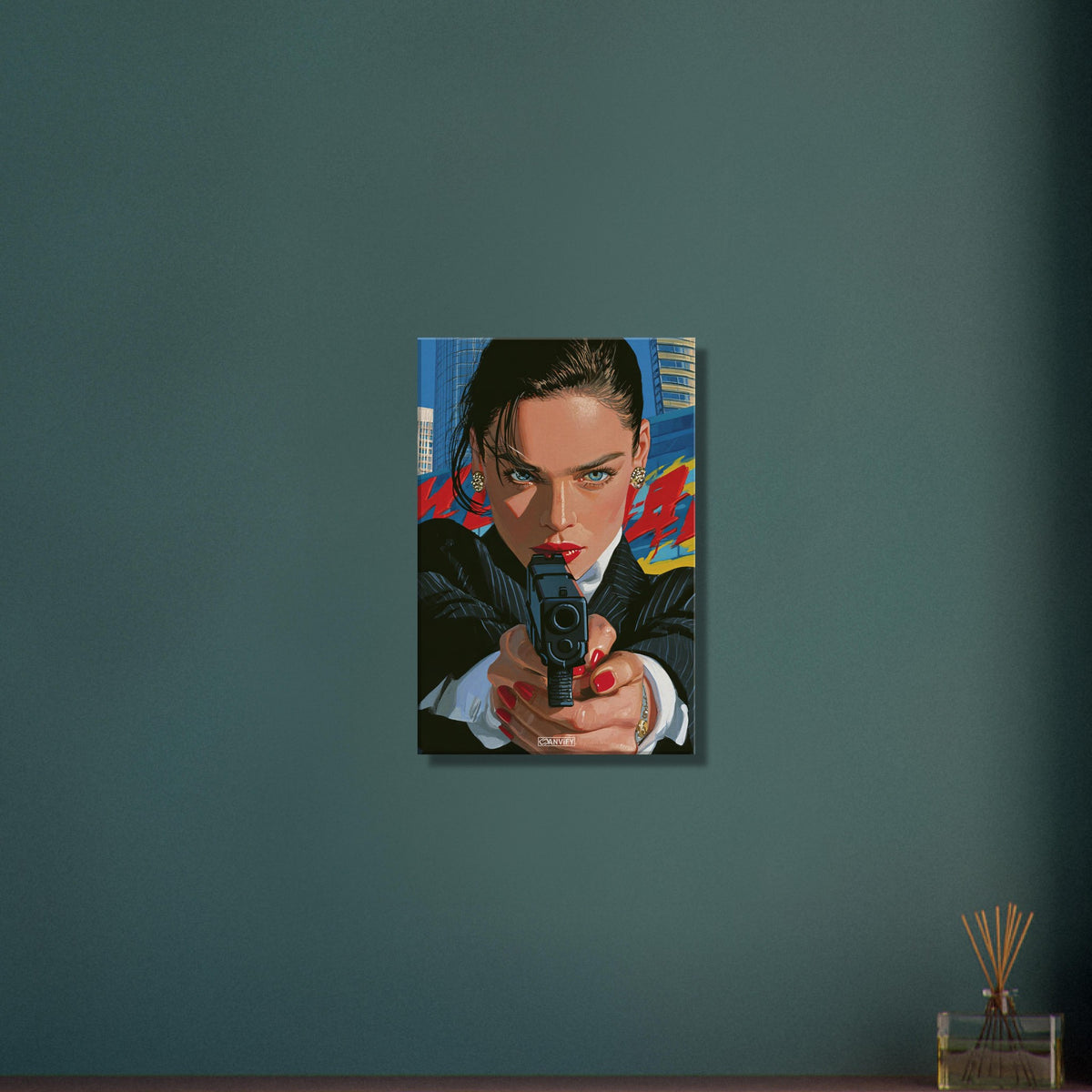 Geheimagentin mit einer Pistole im Pop Art-Stil auf einer Leinwand