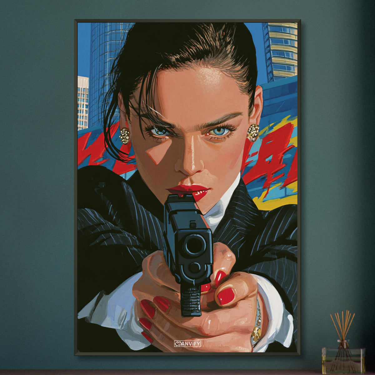 Geheimagentin mit einer Pistole im Pop Art-Stil auf einem Poster im Metallrahmen