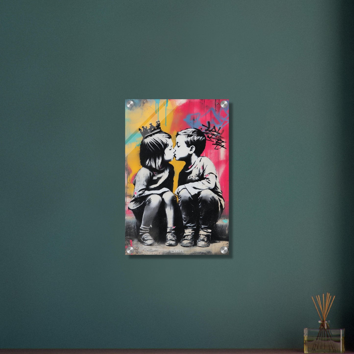 Junge küsst ein Mädchen im bunten Banksy Stil auf einem Acrylbild