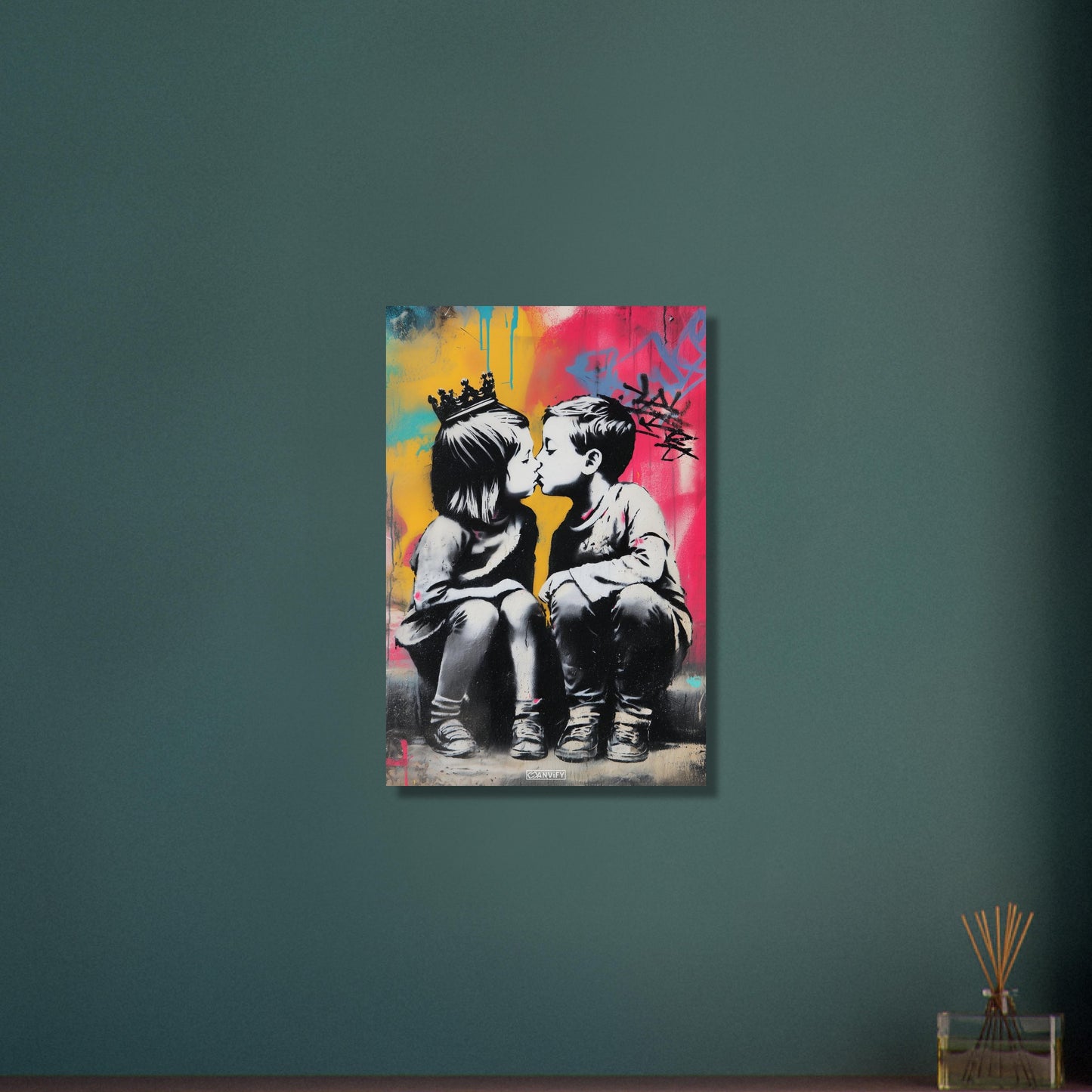 Junge küsst ein Mädchen im bunten Banksy Stil auf Aluminium