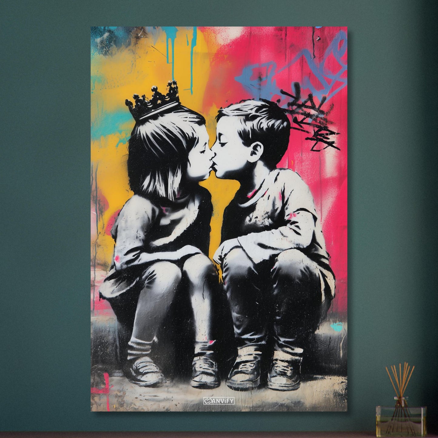 Junge küsst ein Mädchen im bunten Banksy Stil auf Aluminium