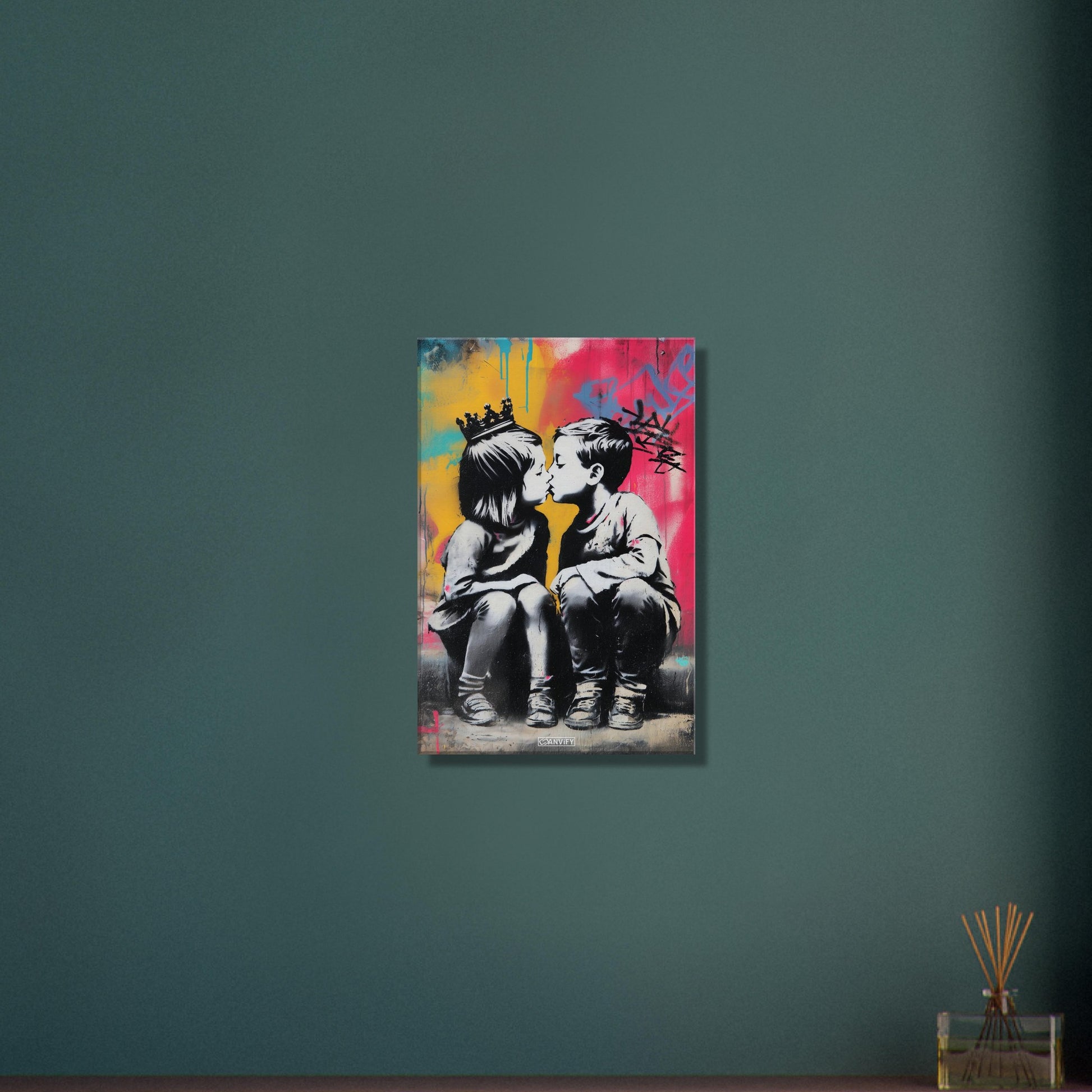 Junge küsst ein Mädchen im bunten Banksy Stil auf einer Leinwand