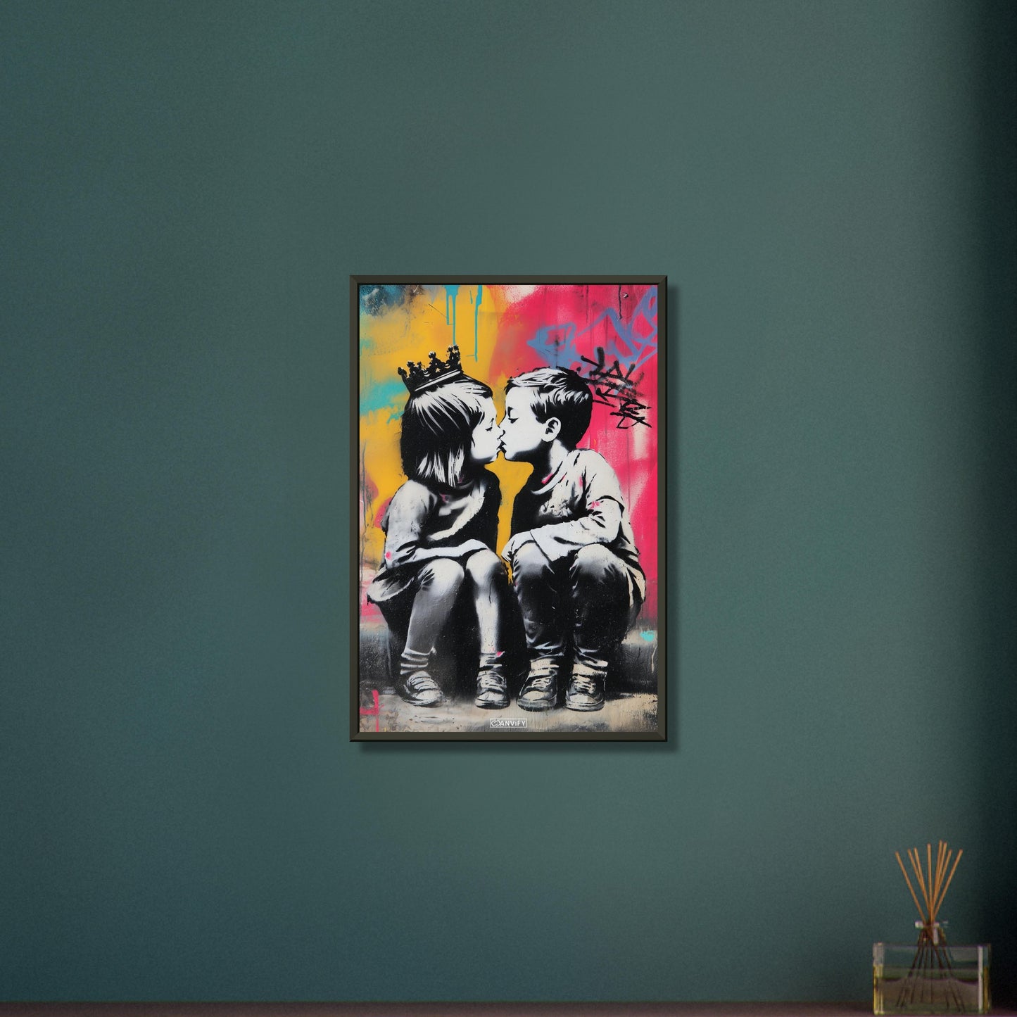 Junge küsst ein Mädchen im bunten Banksy Stil auf einem Poster im Metallrahmen