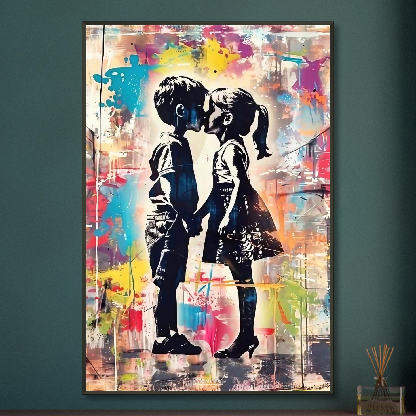 Junge küsst Mädchen Silhouette im Banksy Stil auf einem Poster im Metallrahmen