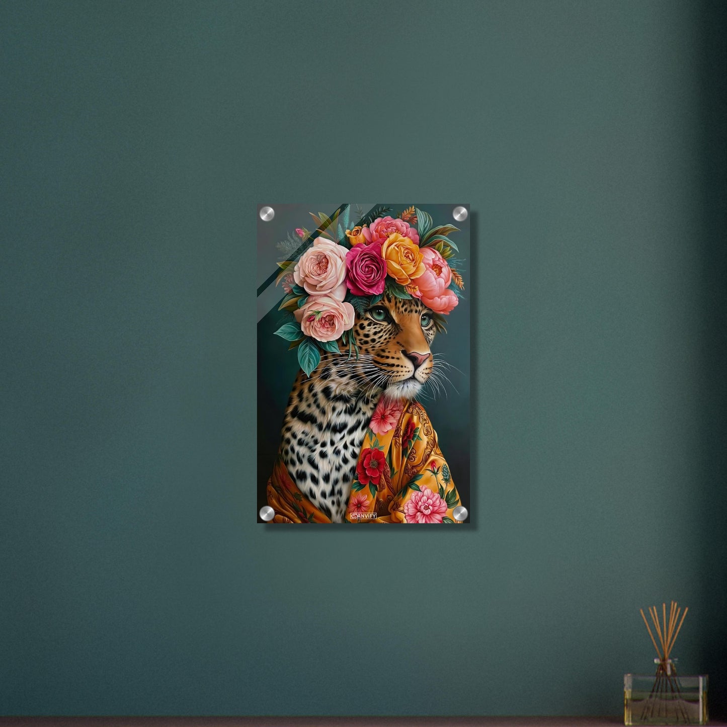 Leopard mit einer Blumenkrone aus Rosen und einer Seidenrobe als Ölgemälde auf einem Acrylbild