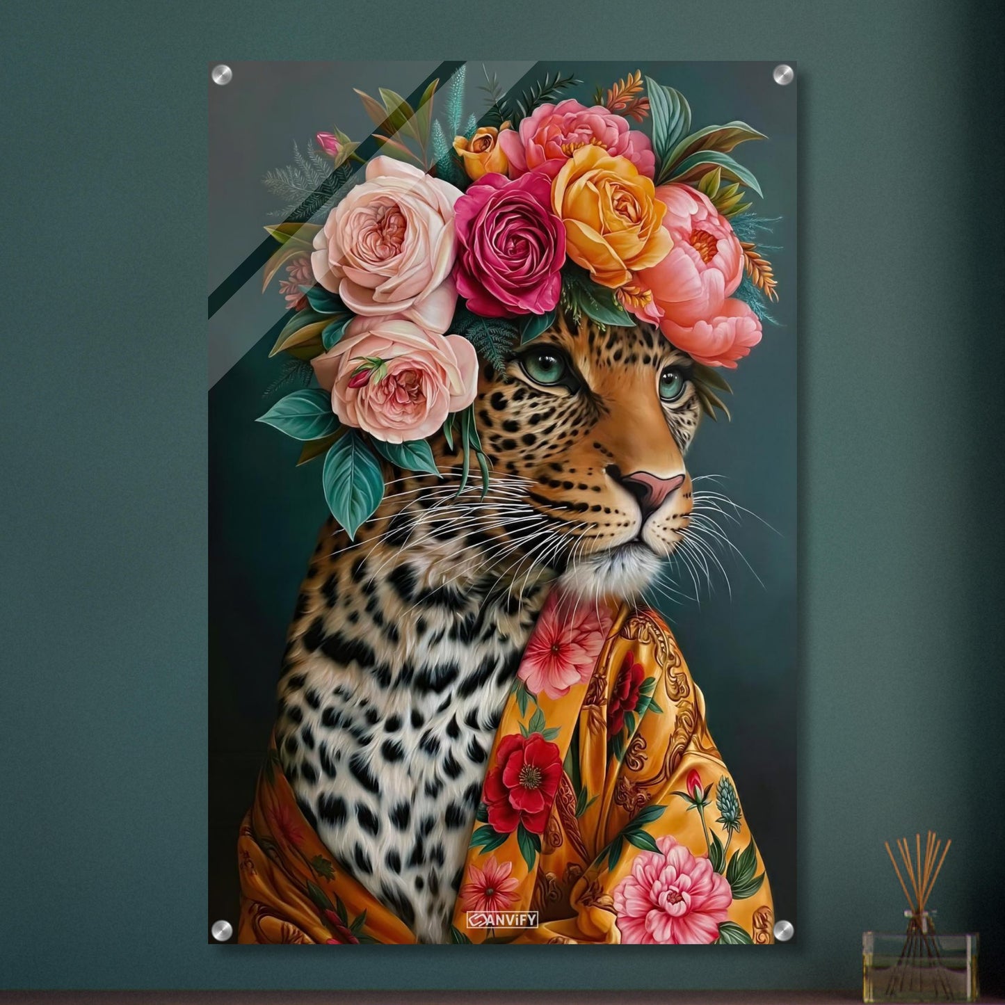 Leopard mit einer Blumenkrone aus Rosen und einer Seidenrobe als Ölgemälde auf einem Acrylbild