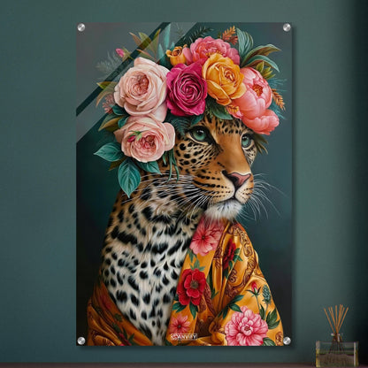 Leopard mit einer Blumenkrone aus Rosen und einer Seidenrobe als Ölgemälde auf einem Acrylbild