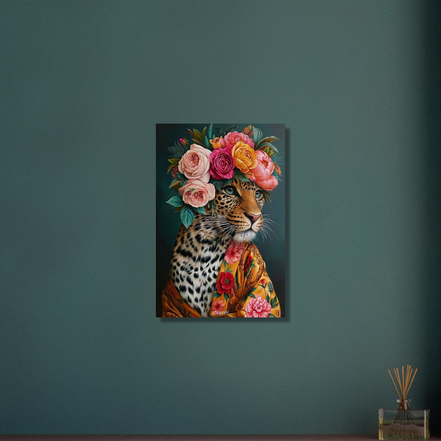 Leopard mit einer Blumenkrone aus Rosen und einer Seidenrobe als Ölgemälde auf Aluminium