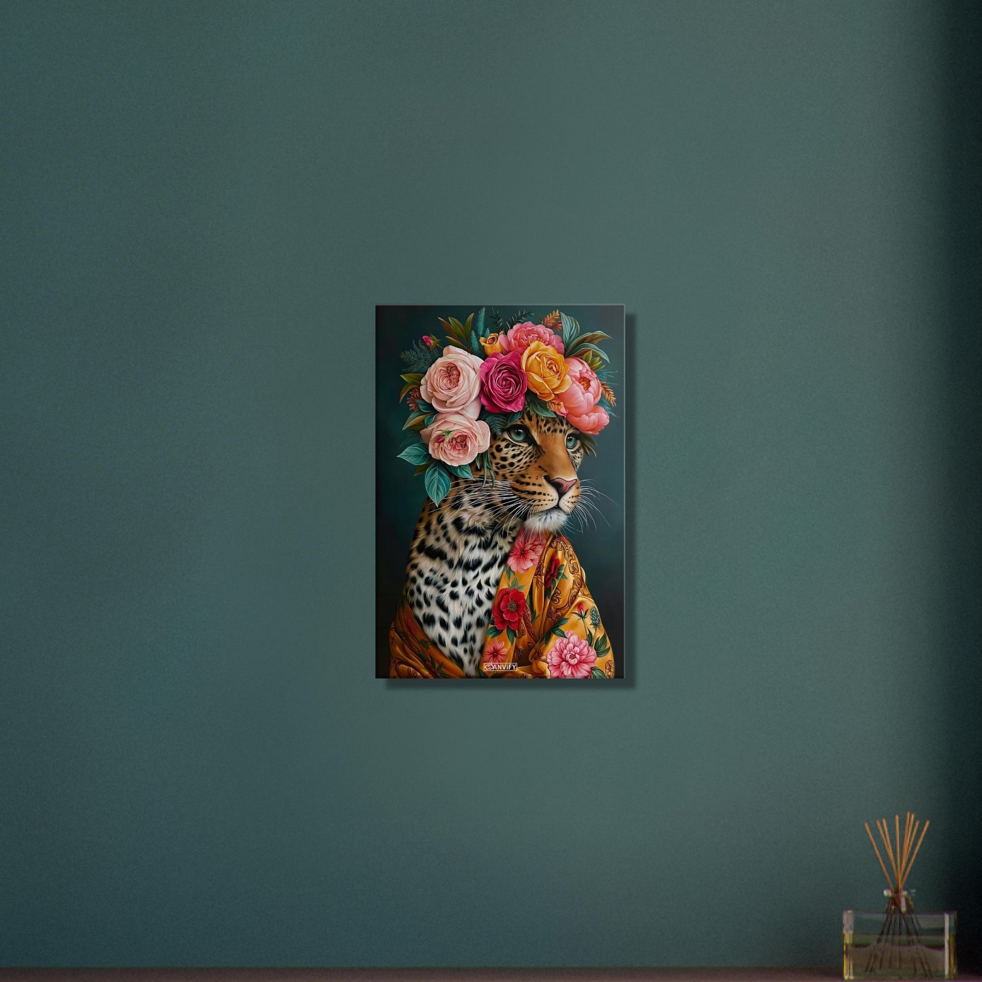 Leopard mit einer Blumenkrone aus Rosen und einer Seidenrobe als Ölgemälde auf einer Leinwand