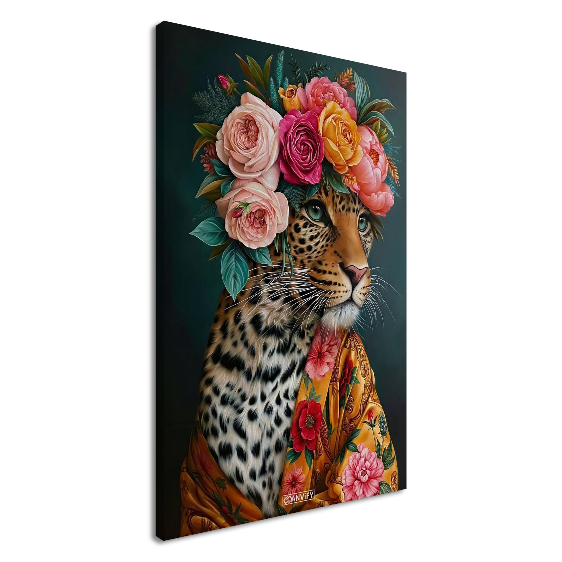 Leopard mit einer Blumenkrone aus Rosen und einer Seidenrobe als Ölgemälde auf einer Leinwand