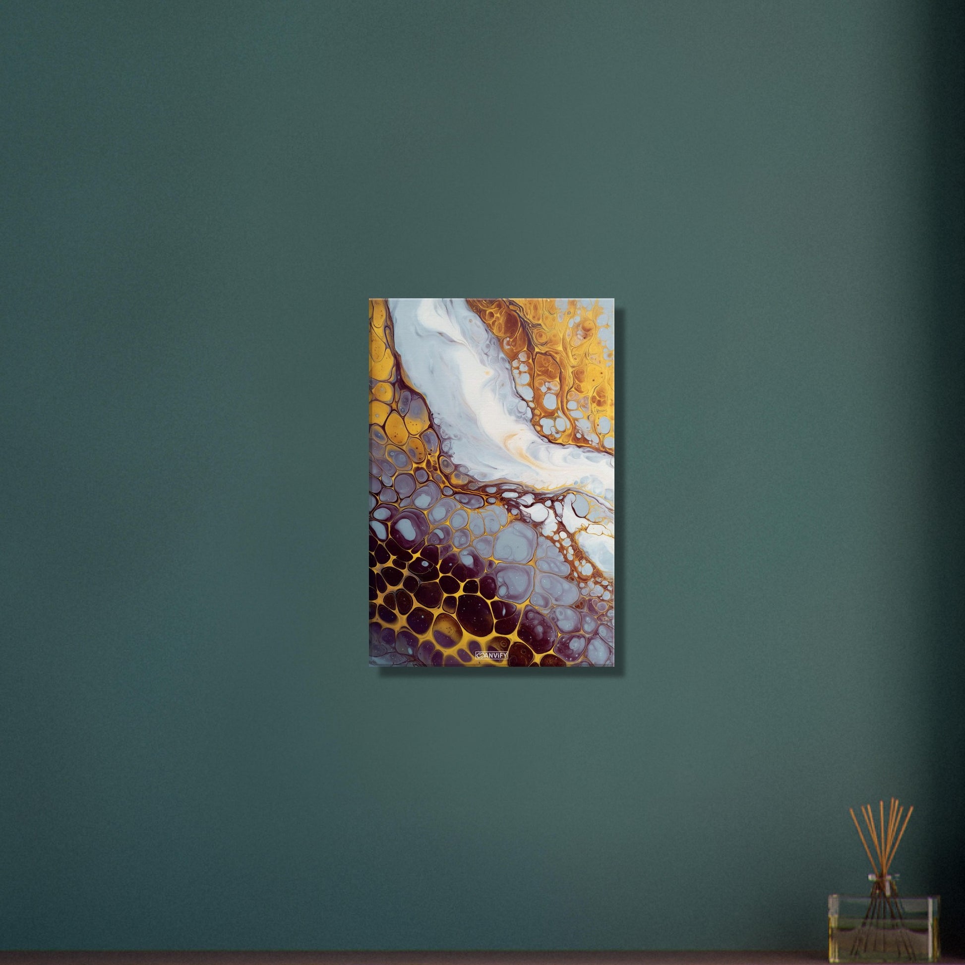 Fluid Art Luxuriöses Weiß mit Goldenen und Lila Akzenten auf einer Leinwand
