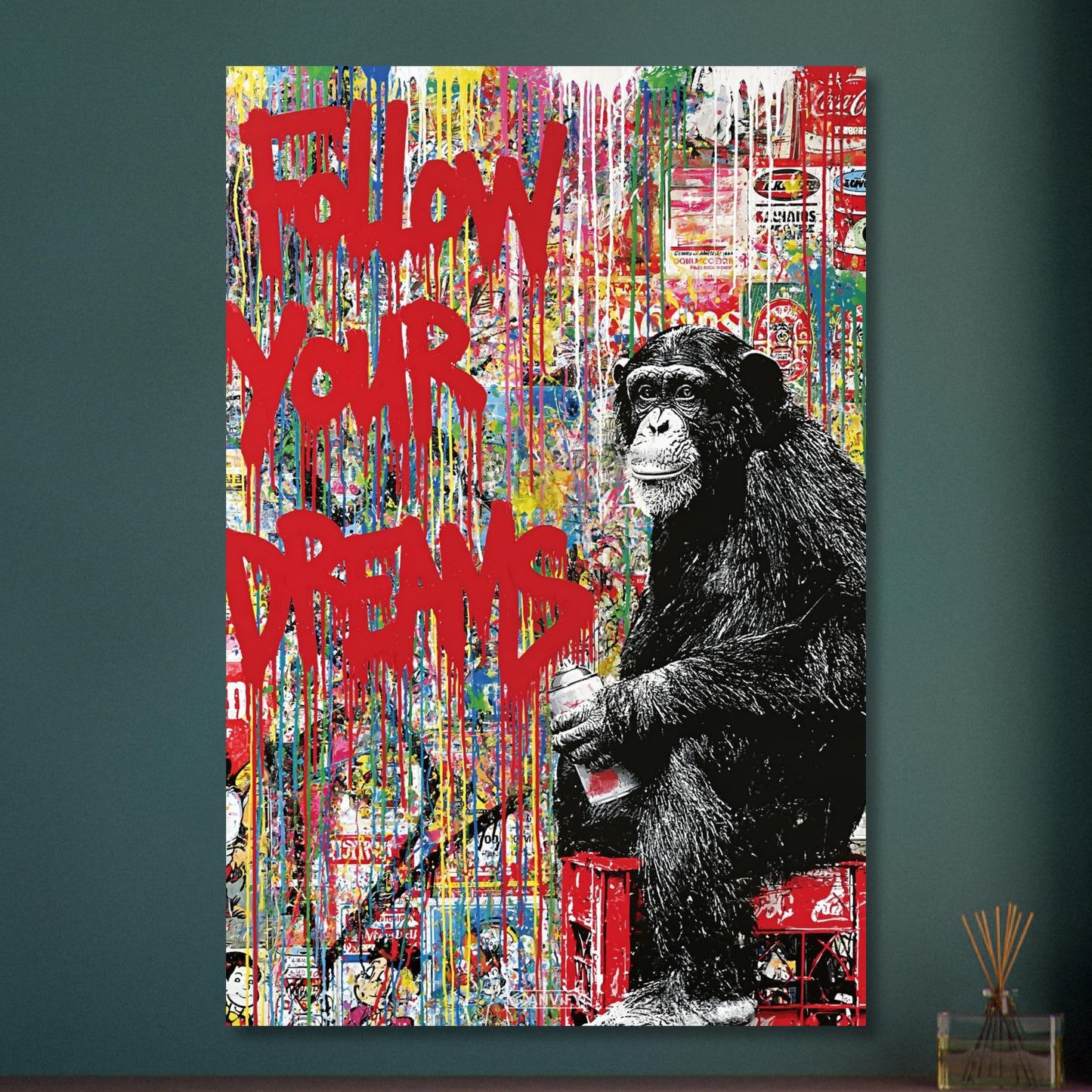 Schimpanse mit einer Spraydose in der Hand und dem Spruch "Follow Your Dreams" auf Aluminium