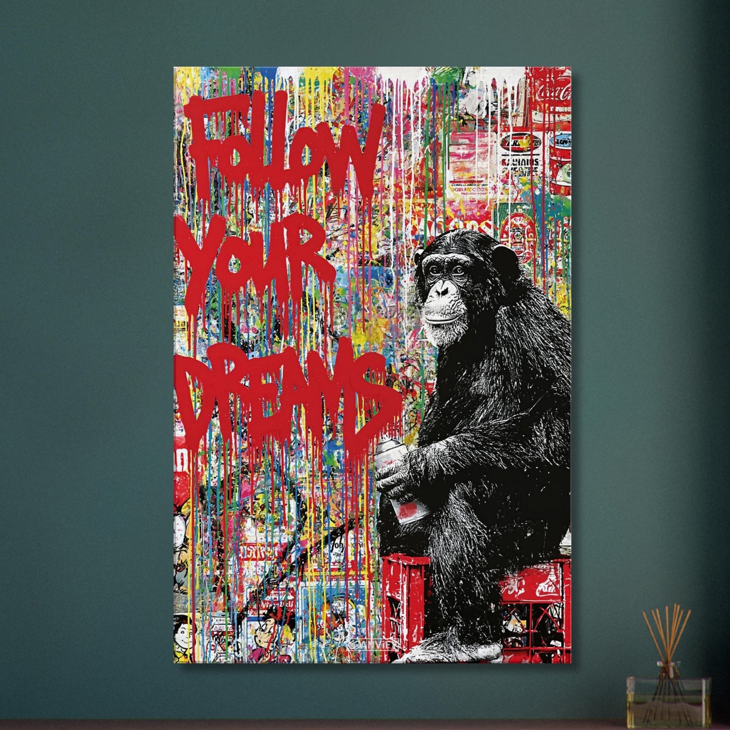 Schimpanse mit einer Spraydose in der Hand und dem Spruch "Follow Your Dreams" auf einer Leinwand