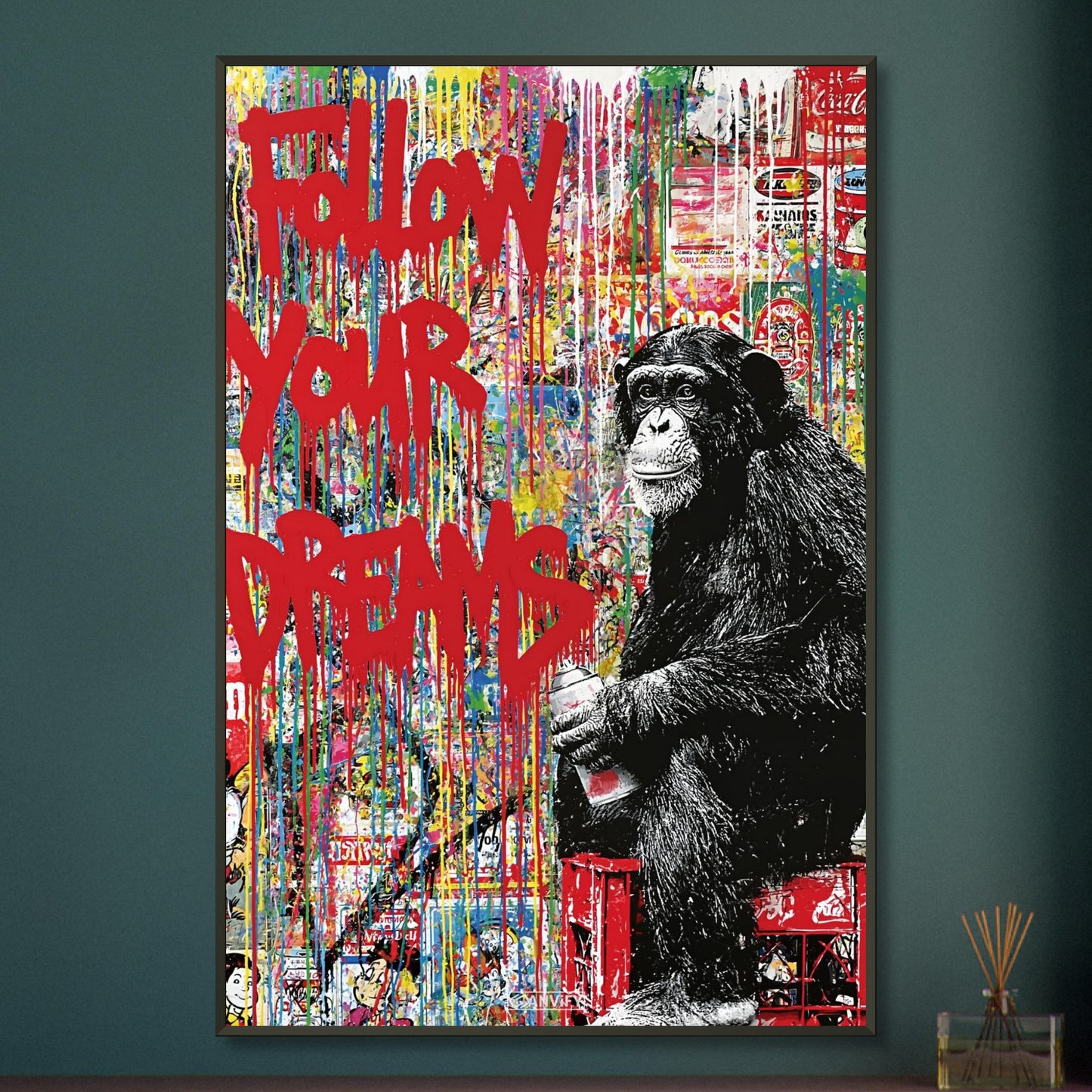Schimpanse mit einer Spraydose in der Hand und dem Spruch "Follow Your Dreams" auf einem Poster im Metallrahmen