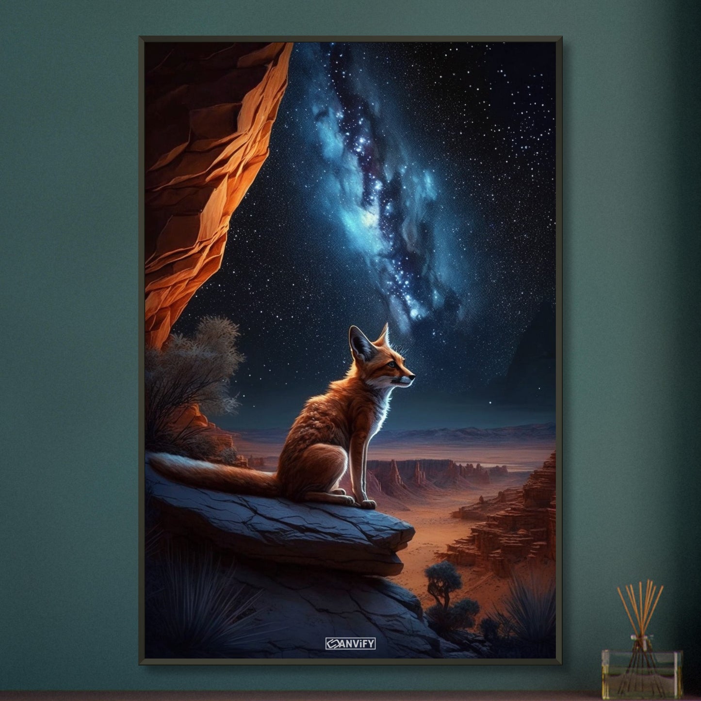 Fuchs auf der Klippe und unter der Milchstraße in der Steppe auf einem Poster im Metallrahmen
