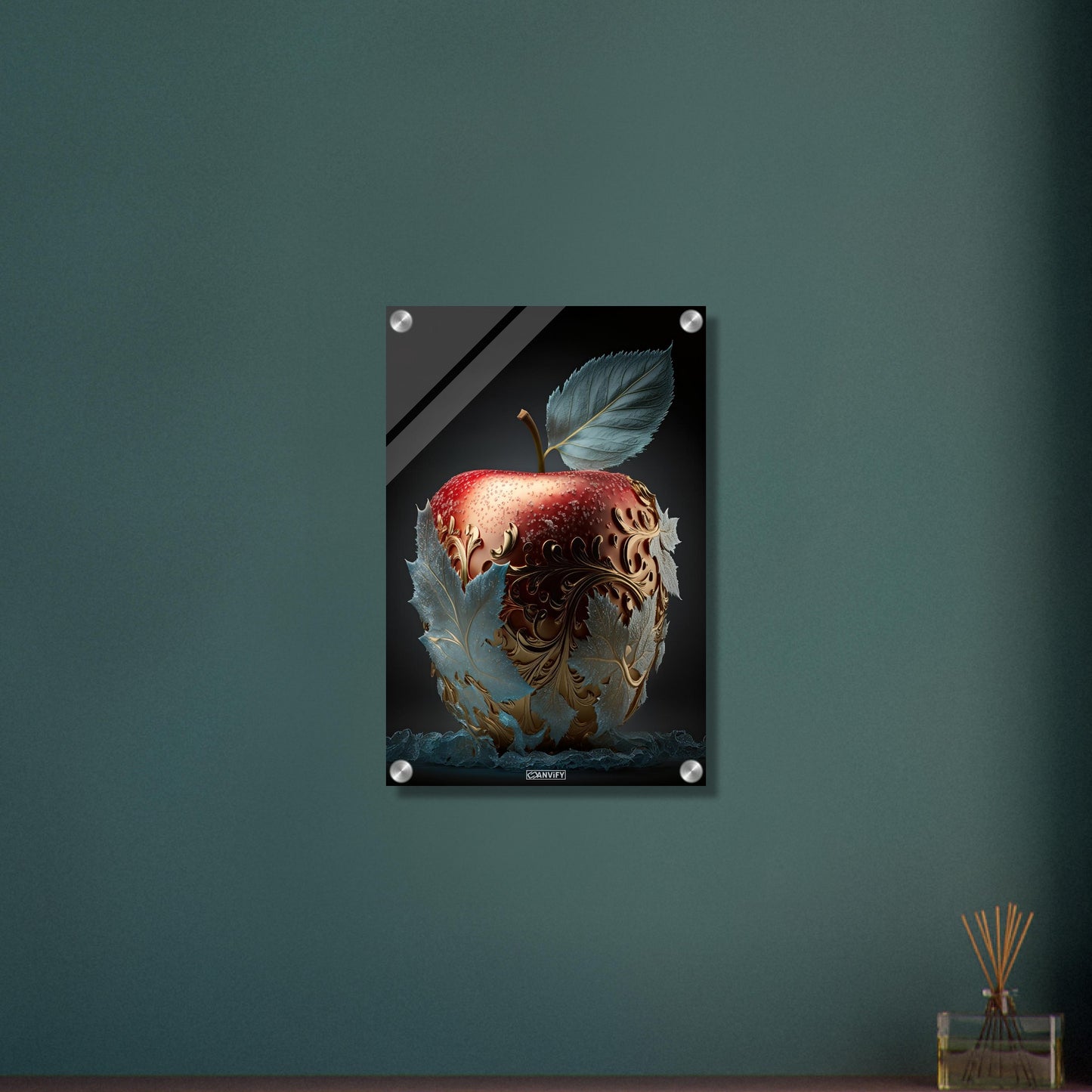 Köstlicher roter Apfel mit Blättern aus Eis und goldenen Akzenten auf einem Acrylbild