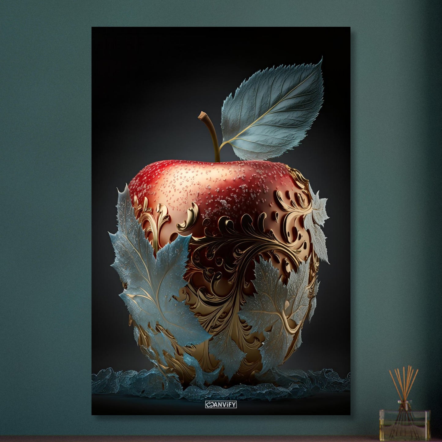 Köstlicher roter Apfel mit Blättern aus Eis und goldenen Akzenten auf Aluminium