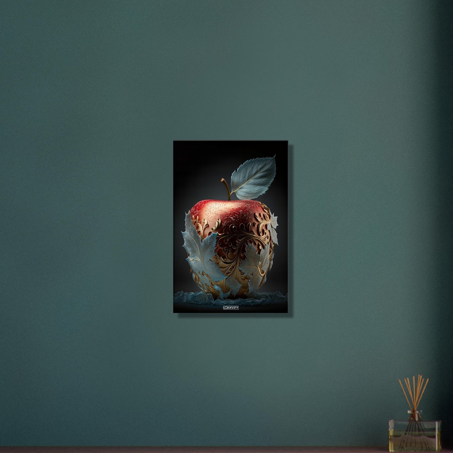 Köstlicher roter Apfel mit Blättern aus Eis und goldenen Akzenten auf einer Leinwand