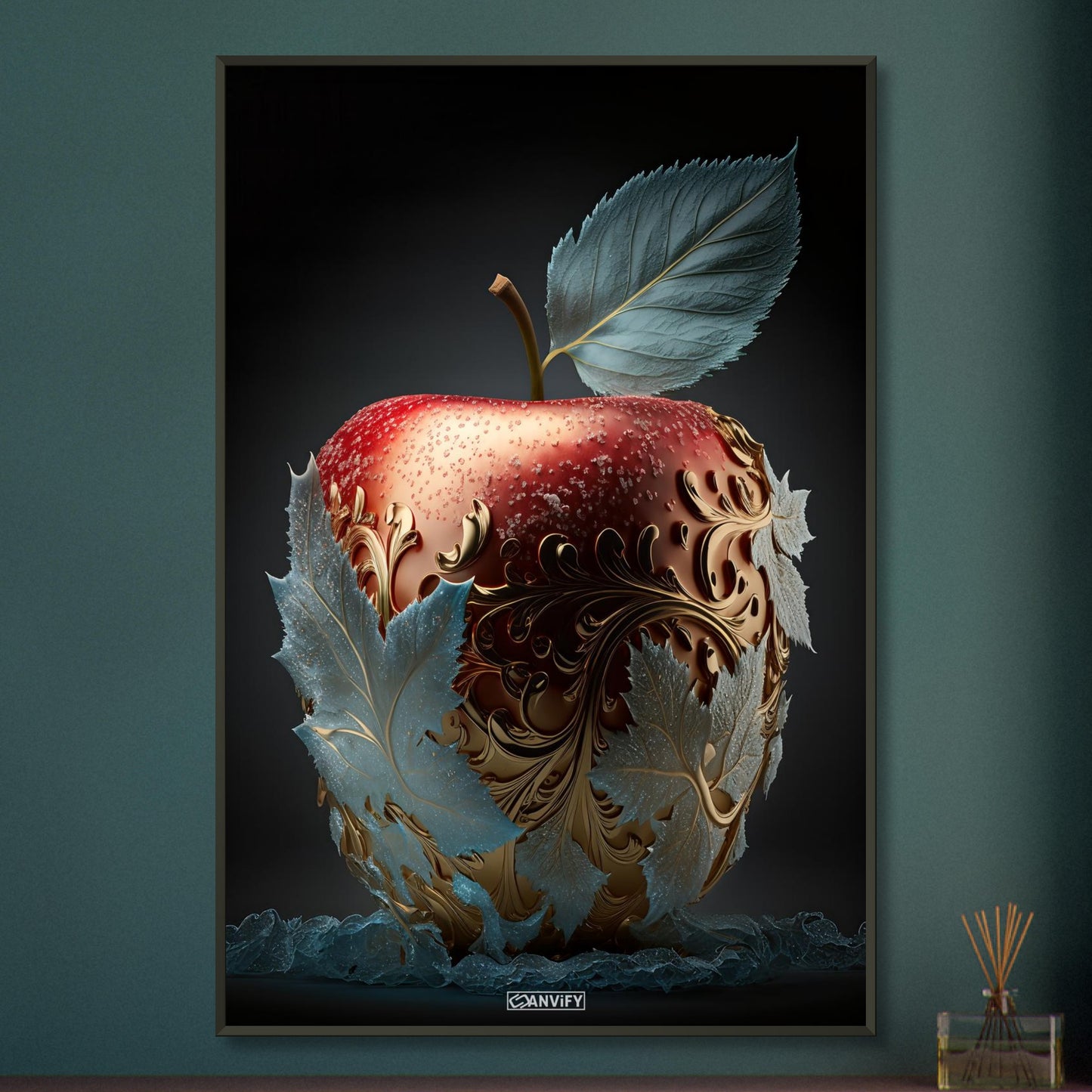 Köstlicher roter Apfel mit Blättern aus Eis und goldenen Akzenten auf einem Poster im Metallrahmen