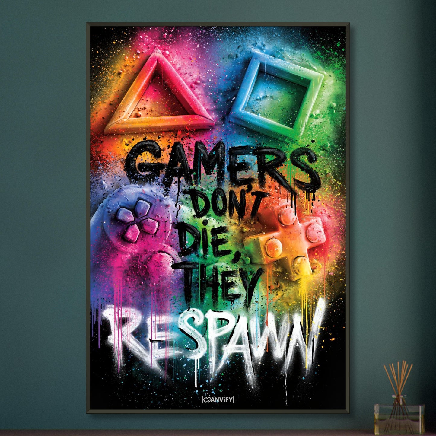 Playstation Controller mit Symbolen und Spruch 'Gamers Don't Die They Respawn' im Graffiti Street Art Stil mit bunten Farben auf einem Poster im Metallrahmen