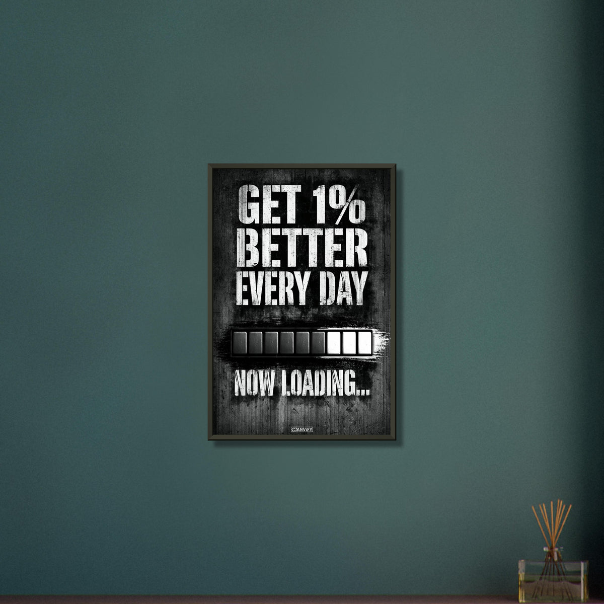 Motivationsspruch mit Ladebalken 'Get 1% Better Every Day' auf einem Poster im Metallrahmen