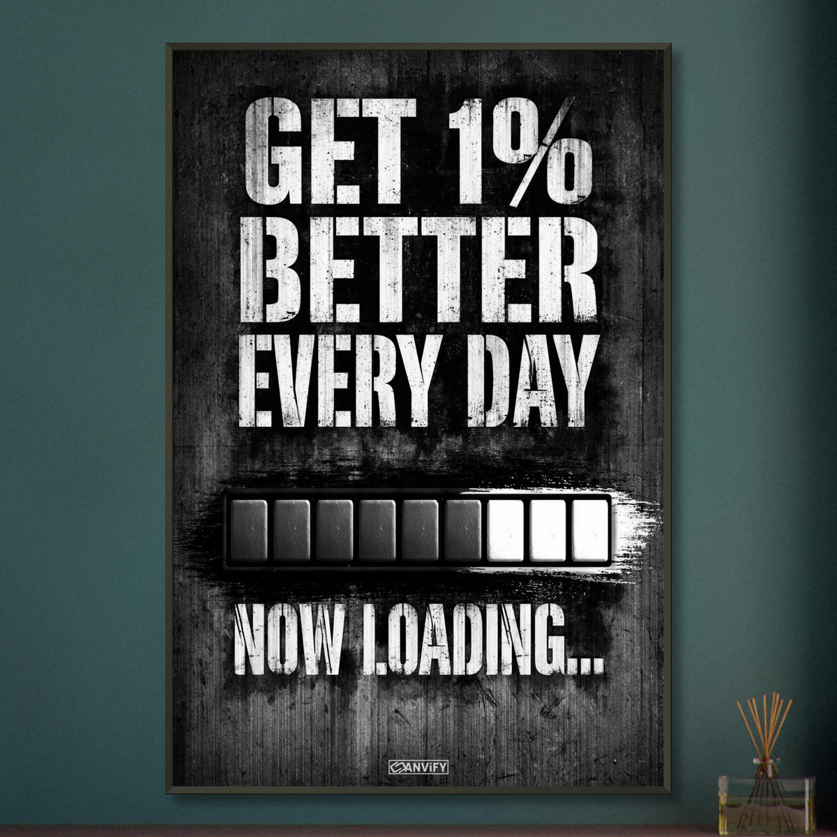Motivationsspruch mit Ladebalken 'Get 1% Better Every Day' auf einem Poster im Metallrahmen