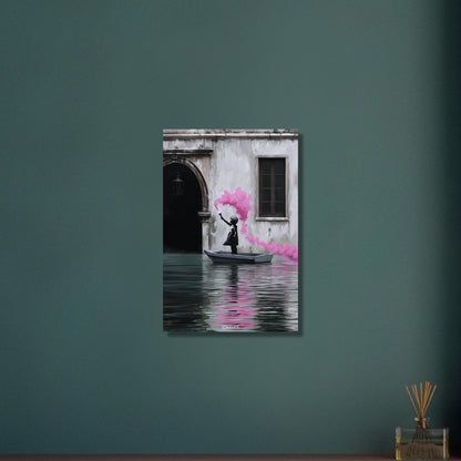 Mädchen hält im Boot auf dem Wasser eine pinke Signalfackel im Banksy Stil auf Aluminium
