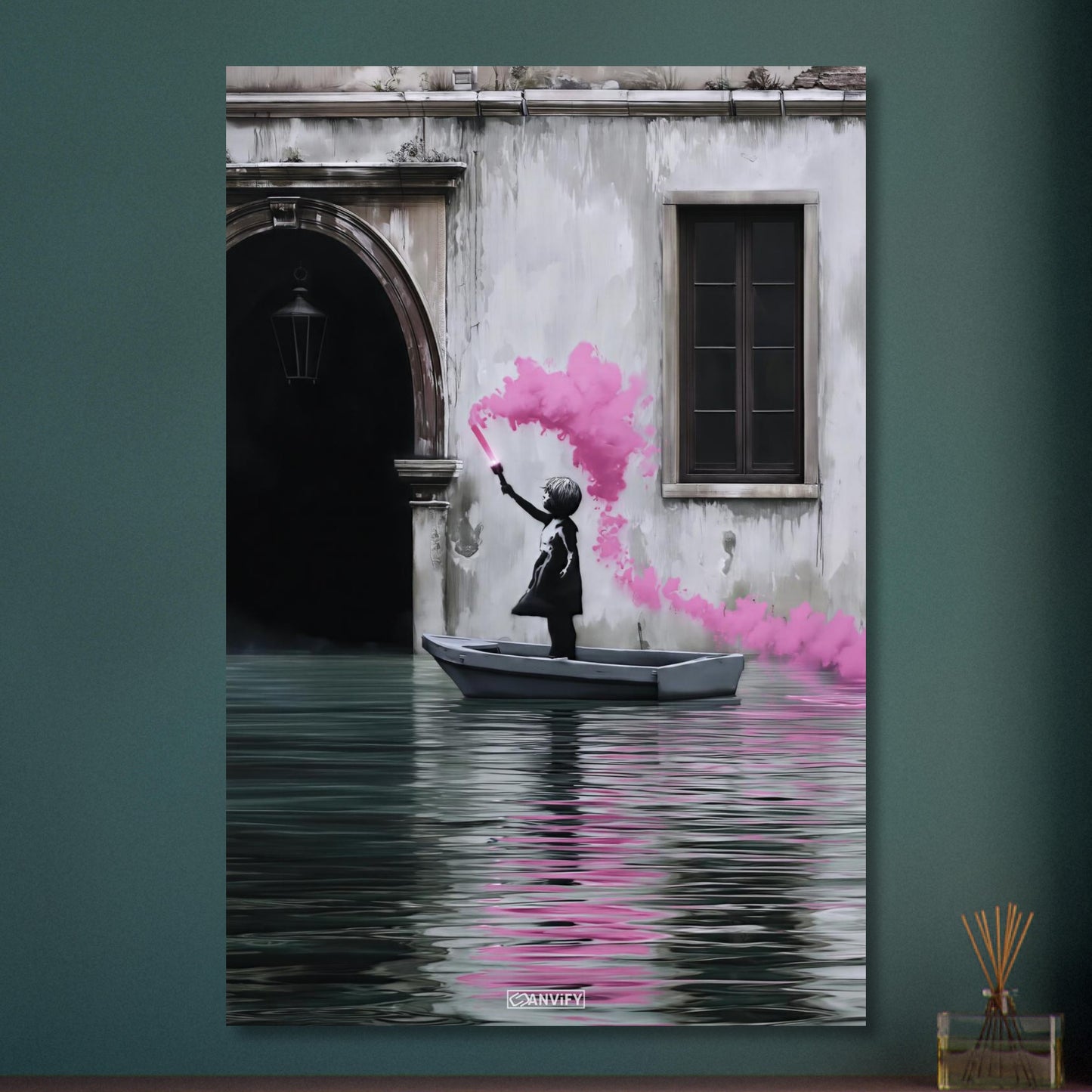 Mädchen hält im Boot auf dem Wasser eine pinke Signalfackel im Banksy Stil auf Aluminium