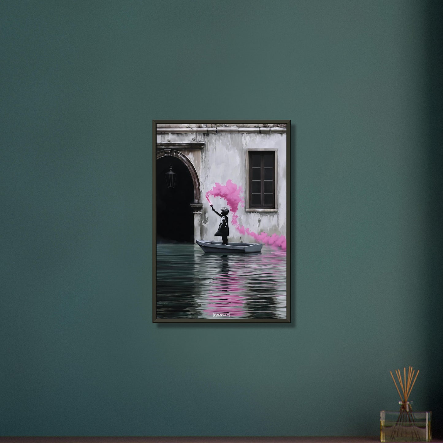 Mädchen hält im Boot auf dem Wasser eine pinke Signalfackel im Banksy Stil auf einem Poster im Metallrahmen
