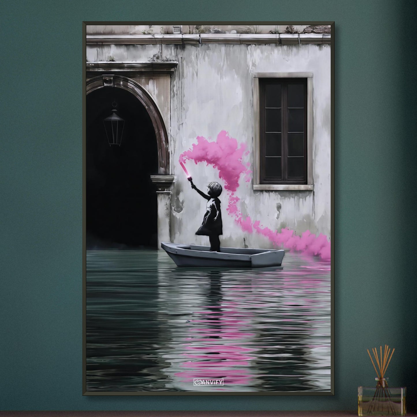 Mädchen hält im Boot auf dem Wasser eine pinke Signalfackel im Banksy Stil auf einem Poster im Metallrahmen