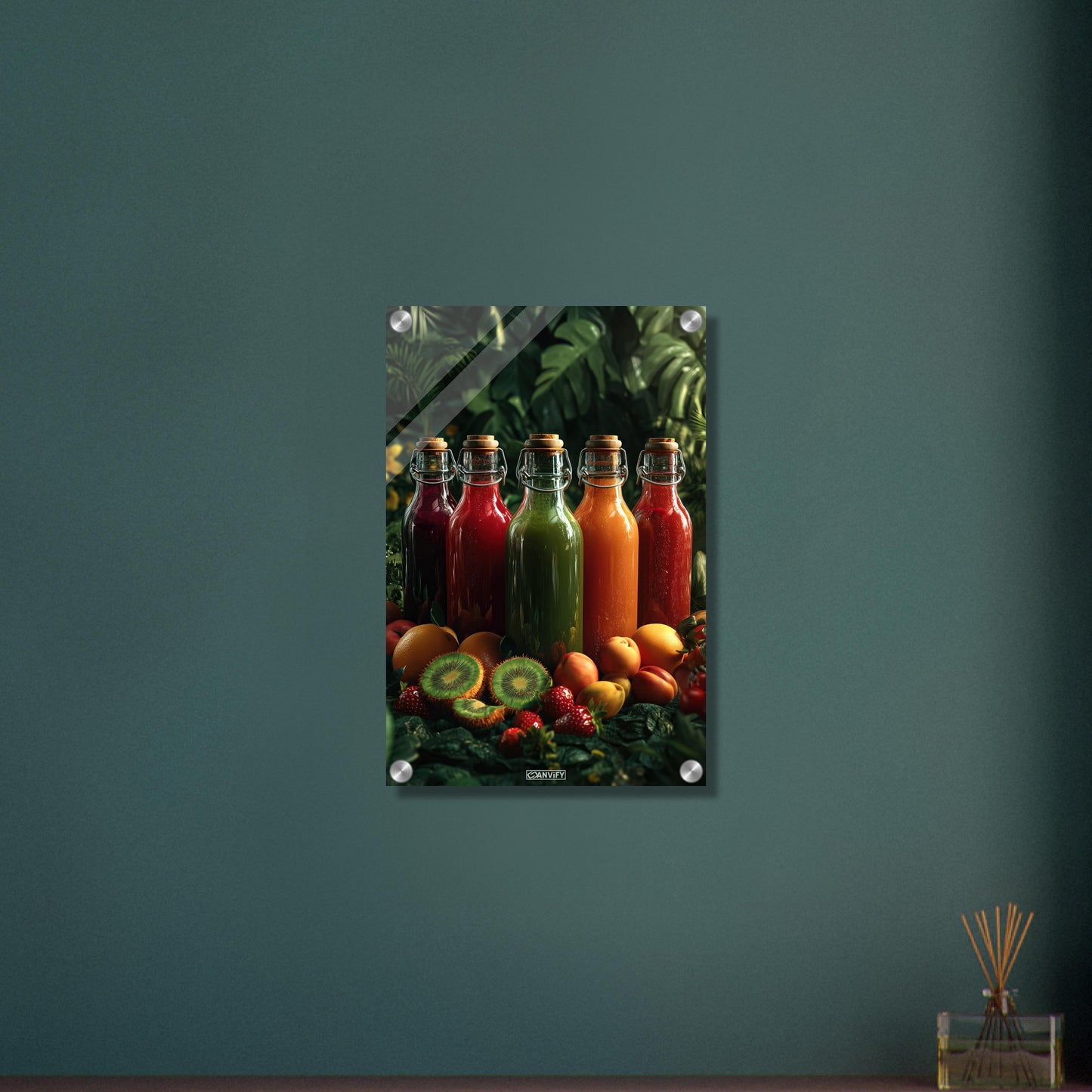 Fruchtsäfte in Glasflaschen mit Orangen, Kiwis, Erdbeeren und Pfirsichen auf einem Acrylbild