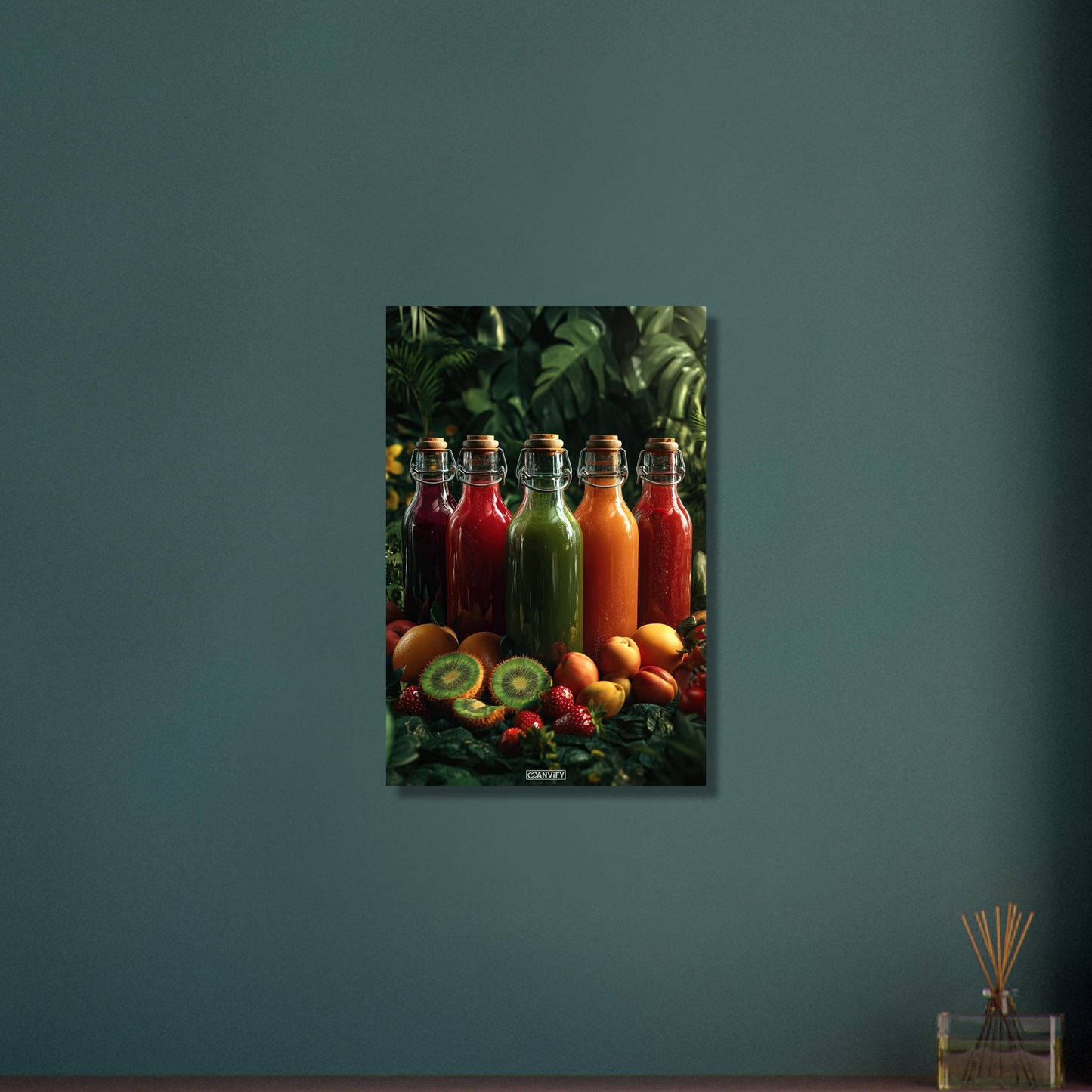 Fruchtsäfte in Glasflaschen mit Orangen, Kiwis, Erdbeeren und Pfirsichen auf Aluminium