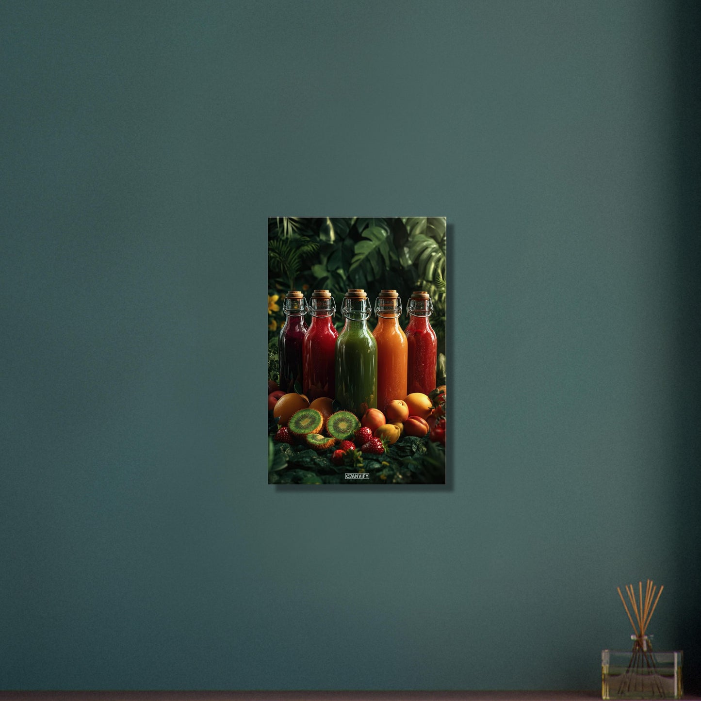 Fruchtsäfte in Glasflaschen mit Orangen, Kiwis, Erdbeeren und Pfirsichen auf einer Leinwand