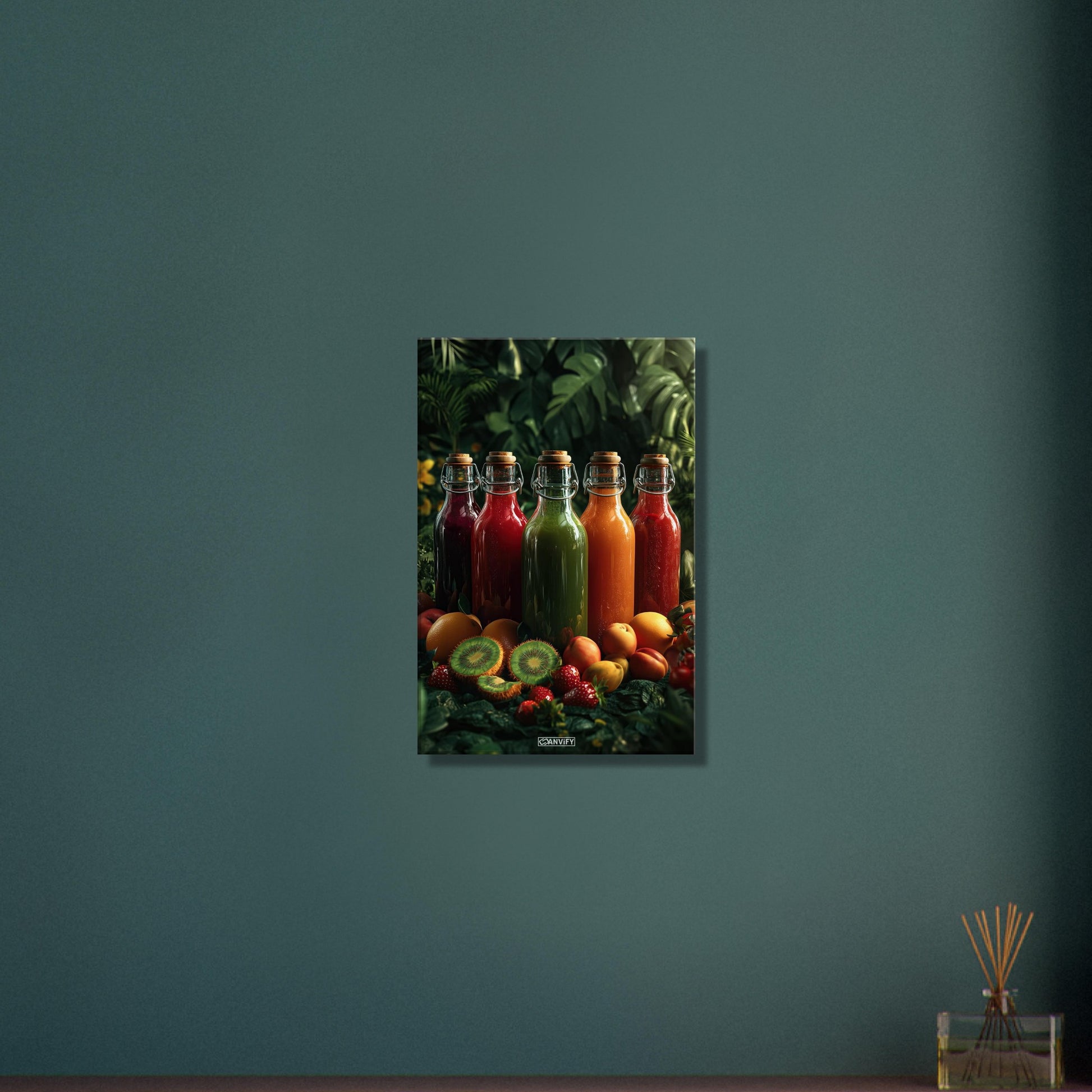 Fruchtsäfte in Glasflaschen mit Orangen, Kiwis, Erdbeeren und Pfirsichen auf einer Leinwand
