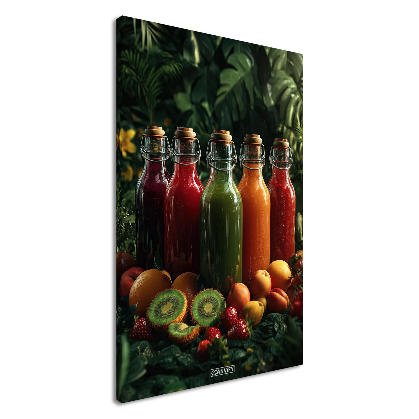 Fruchtsäfte in Glasflaschen mit Orangen, Kiwis, Erdbeeren und Pfirsichen auf einer Leinwand