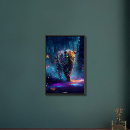 Bunter Leopard mit leuchtenden Augen im Wald bei Nacht auf einem Poster im Metallrahmen