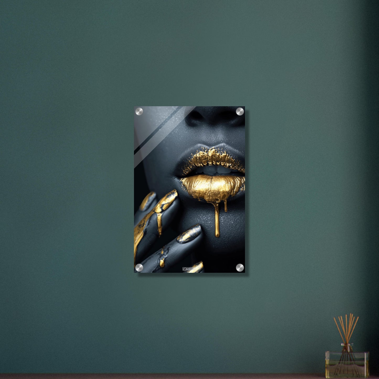 Abstrakte goldene Frauenlippen auf einem Acrylbild