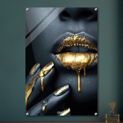 Abstrakte goldene Frauenlippen auf einem Acrylbild