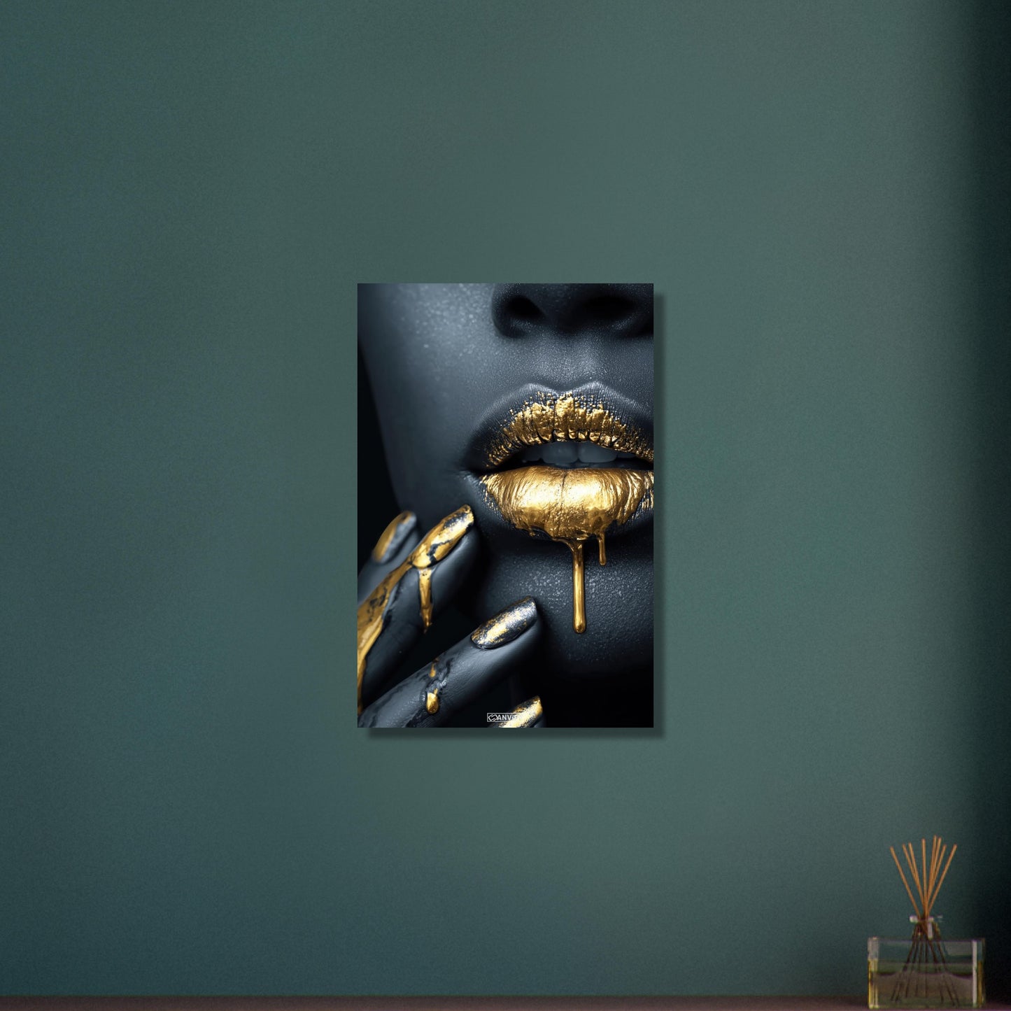 Abstrakte goldene Frauenlippen auf Aluminium