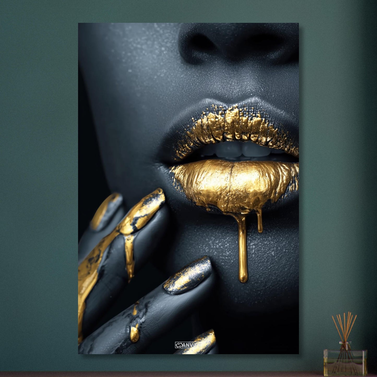 Abstrakte goldene Frauenlippen auf Aluminium
