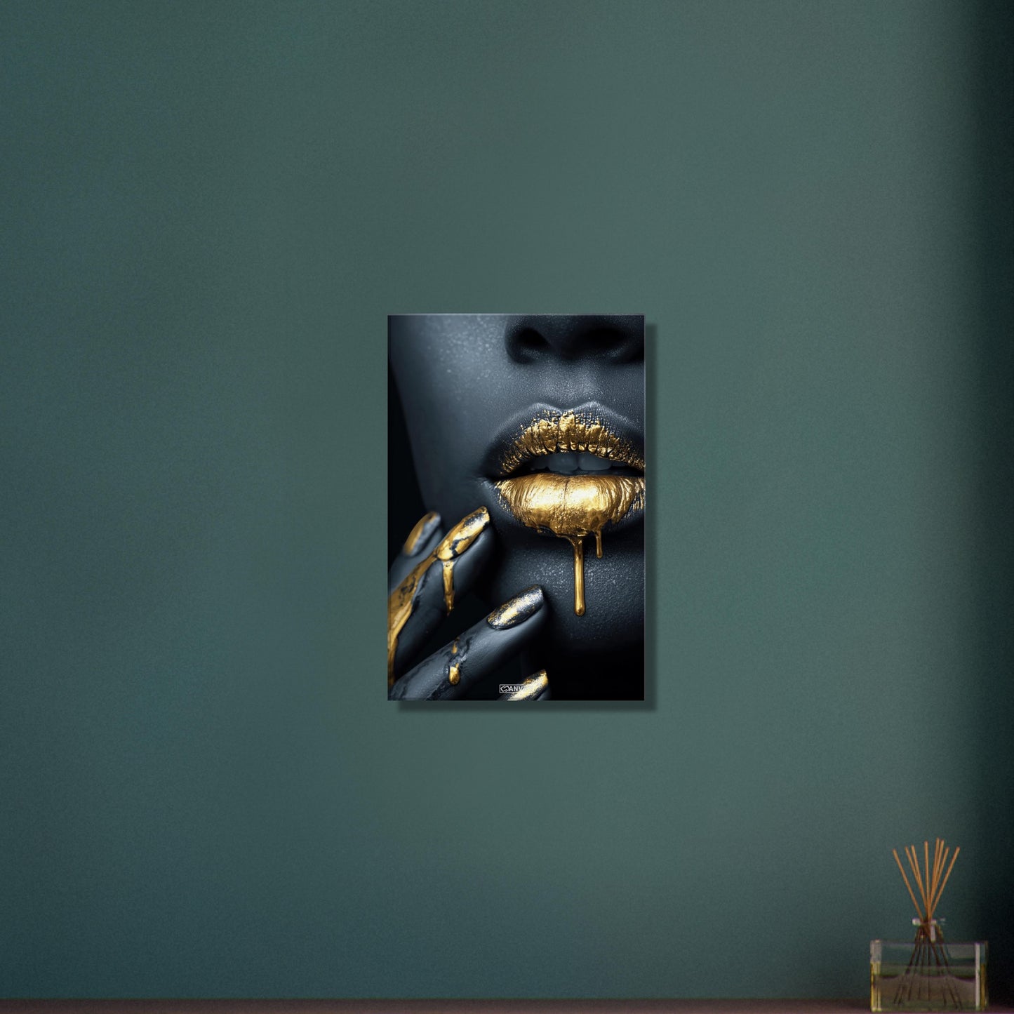 Abstrakte goldene Frauenlippen auf einer Leinwand