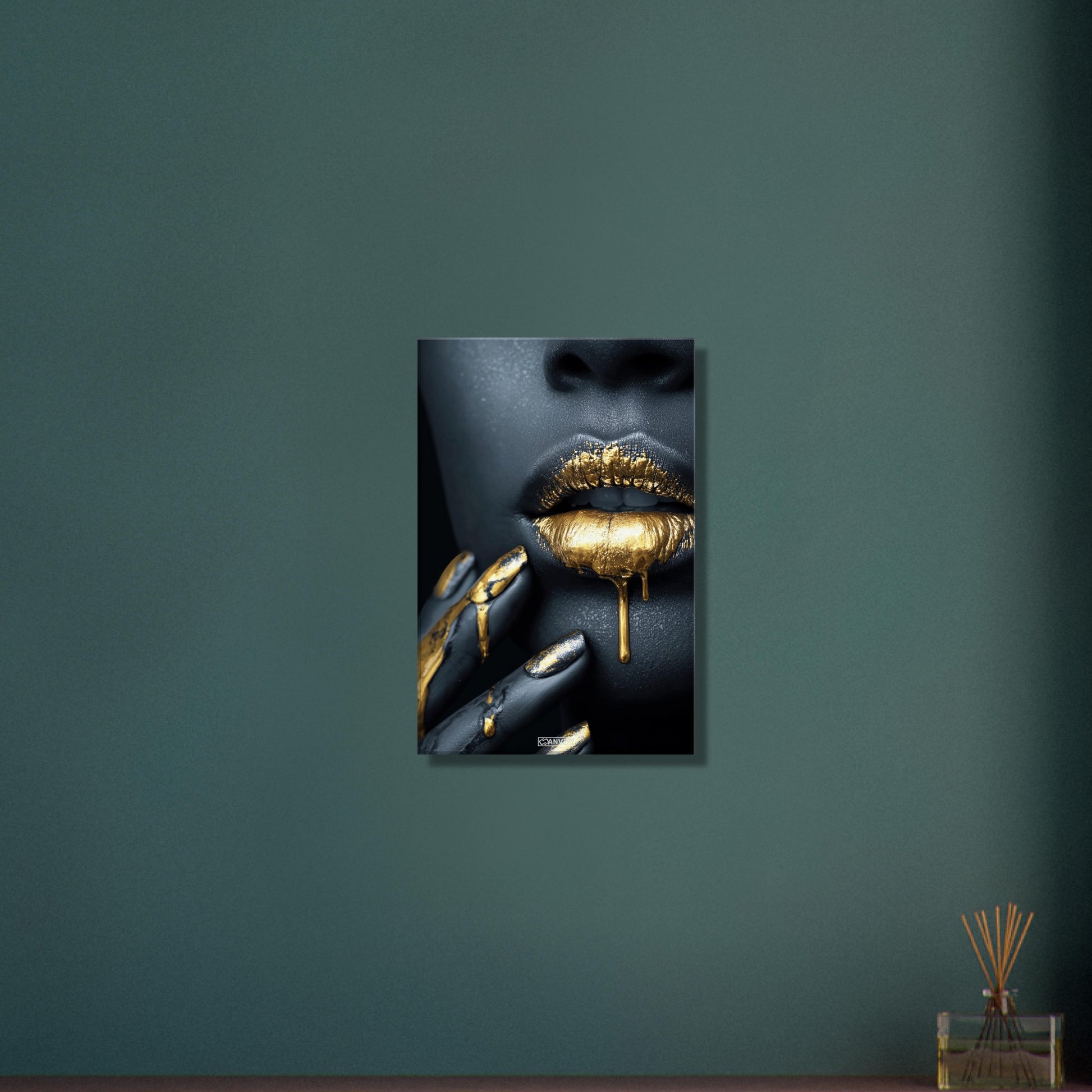 Abstrakte goldene Frauenlippen auf einer Leinwand