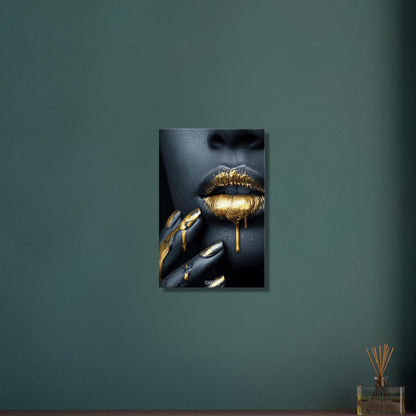 Abstrakte goldene Frauenlippen auf einer Leinwand